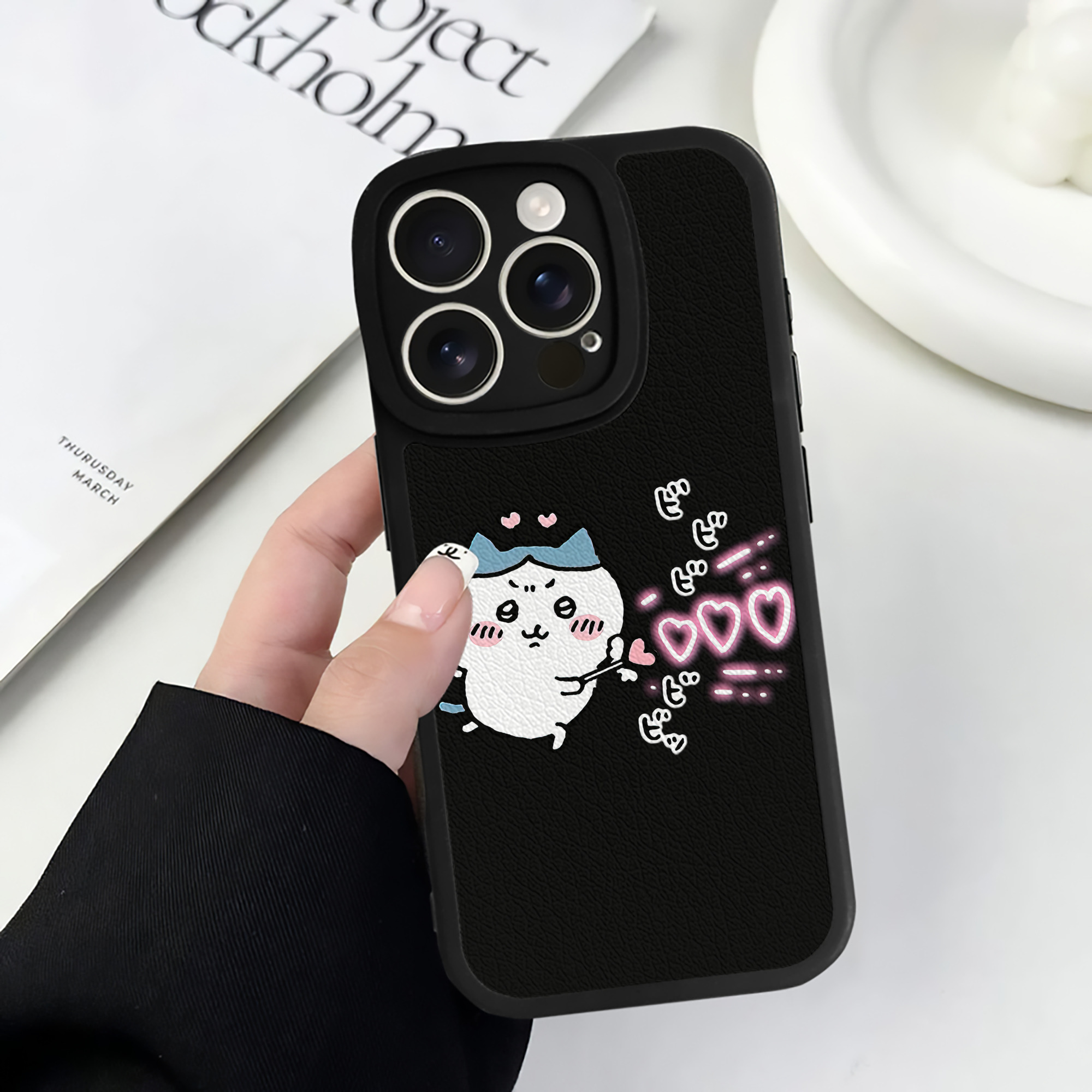 （画像用） ちいかわ ハチワレ Chii-kawa hachiware 【iPhone 16シリーズ対応】シリコンスマホケース（レザー調） 材質：シリコン